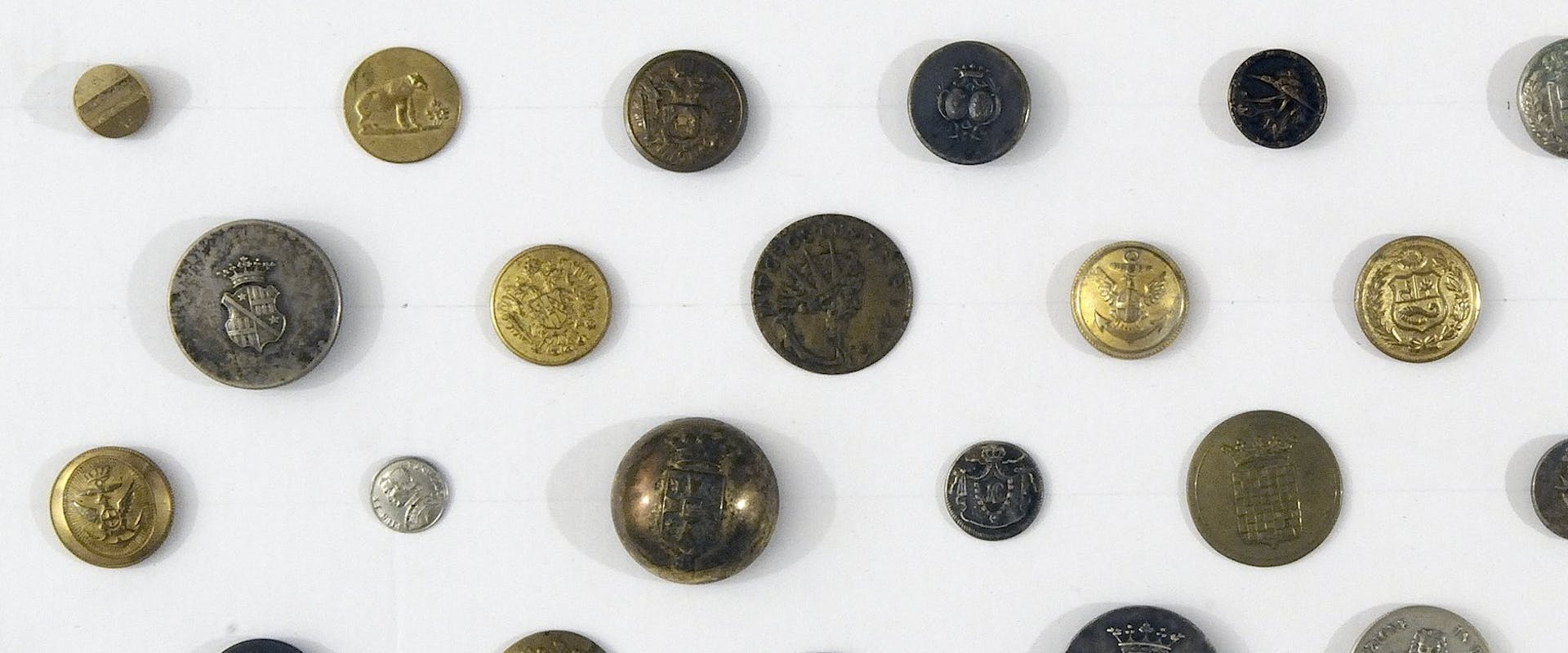 Appesi a un filo. Bottoni alla Galleria del Costume di Palazzo Pitti Appesi a un filo. Bottoni alla Galleria del Costume di Palazzo Pitti