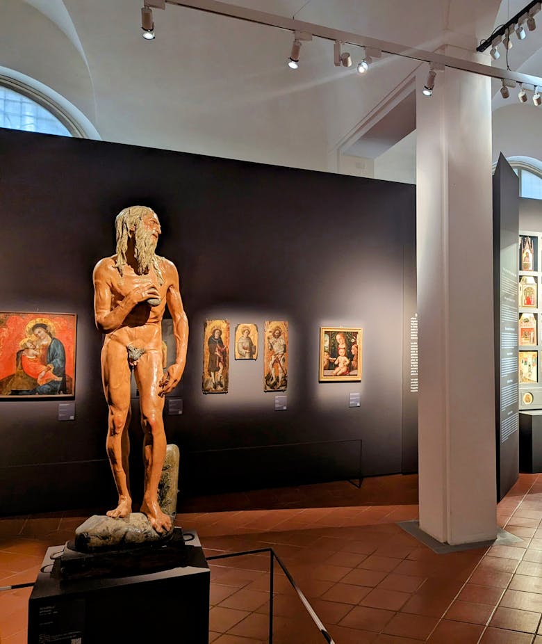 Una sala espositiva della mostra "per immagini e colori" che ha come protagonista la pala di Pietro Lorenzetti Santa Umiltà