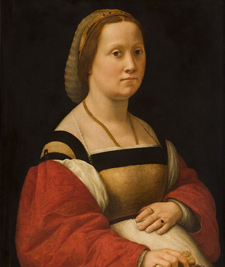 Immagine di un'opera d'arte rinascimentale che raffigura una donna vestita con abiti storici riccamente dettagliati, mentre posa con una mano delicatamente poggiata su un libro, su uno sfondo scuro che esalta i colori vibranti del suo abbigliamento.