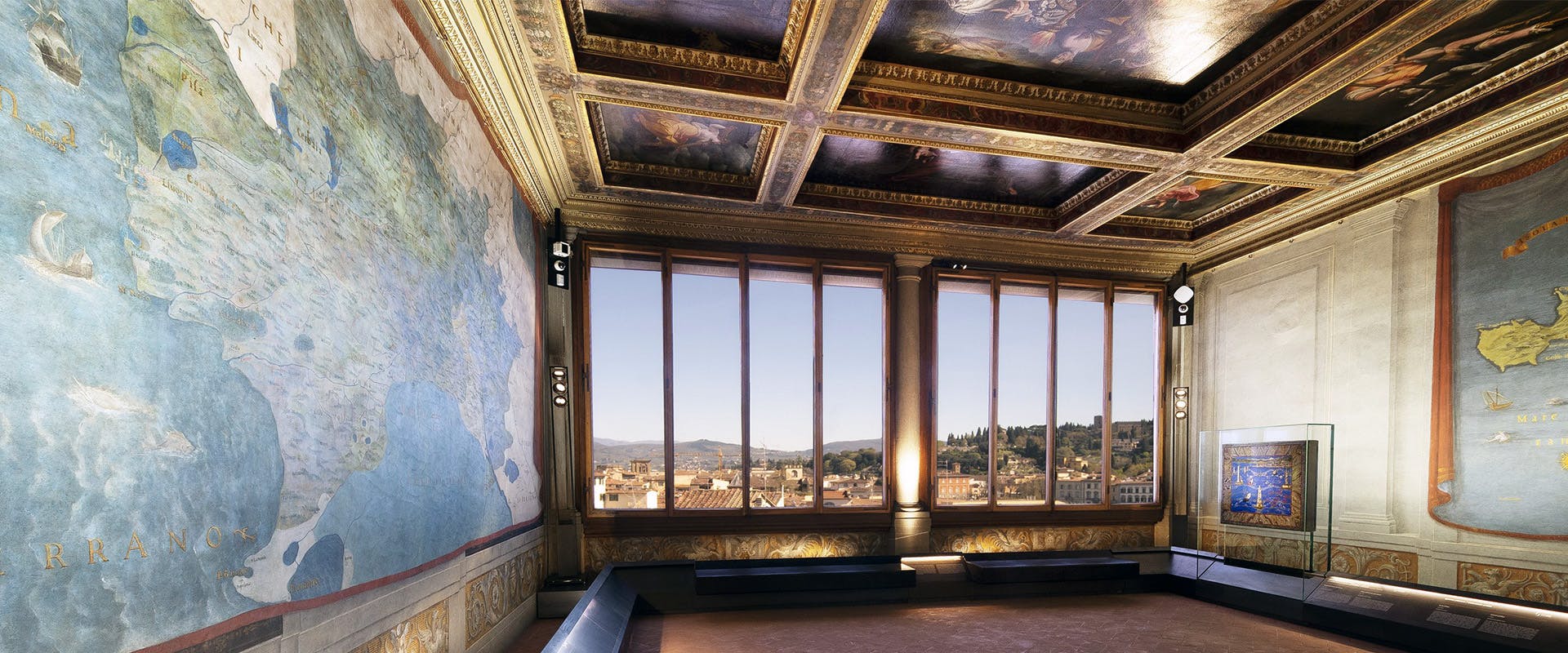 Interno di museo con affaccio su Firenze