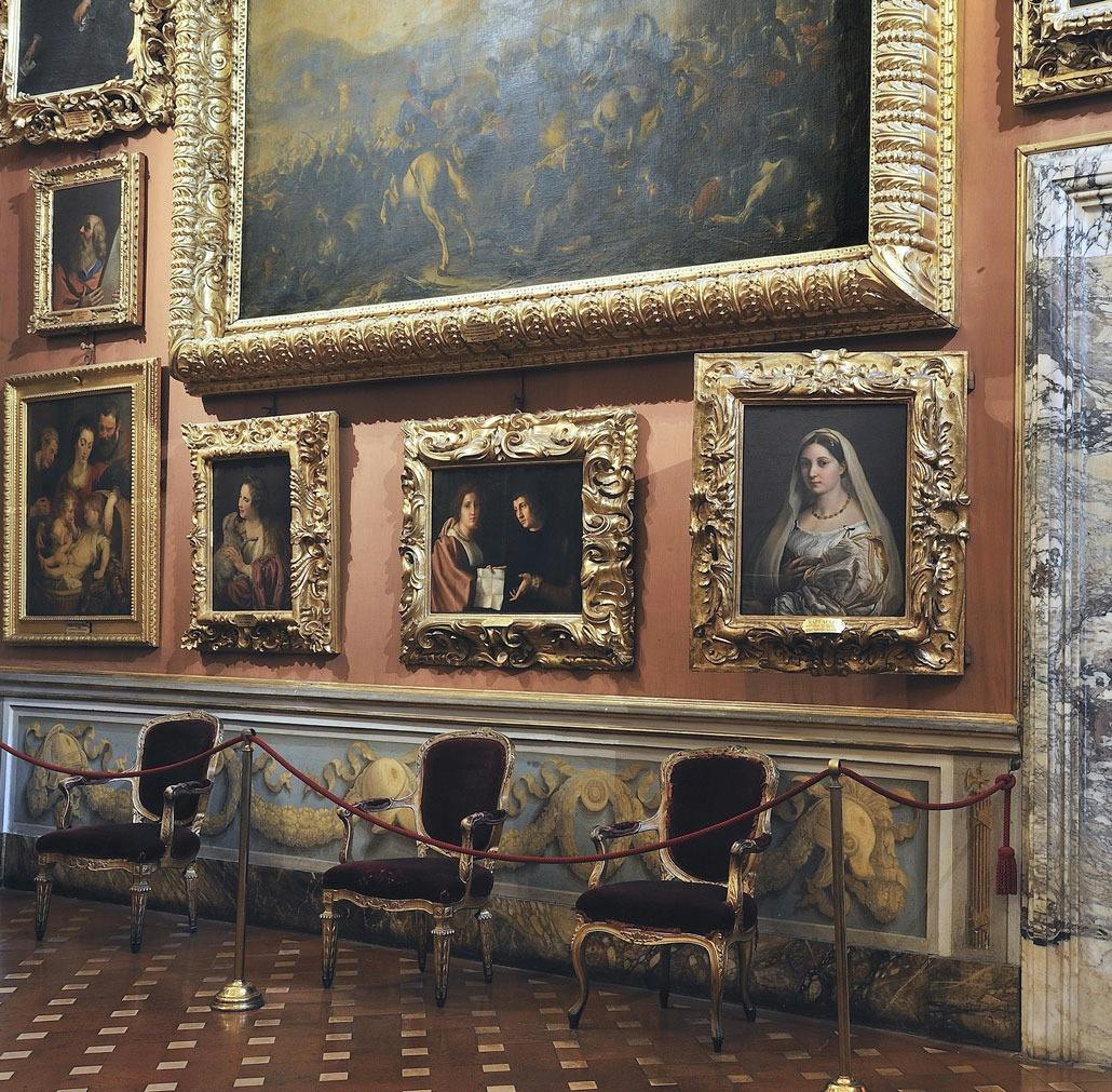 Sala di Giove, Galleria Palatina: seggiole fine Settecento sotto la Velata di Raffaello