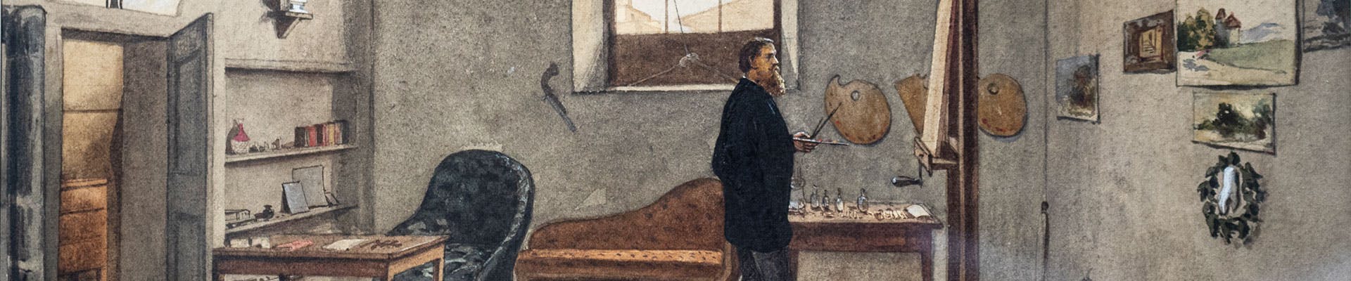 Un uomo sta in piedi in uno studio d'arte ben illuminato, con pareti decorate da dipinti, accanto a un cavalletto con tavolozza e pennelli in mano.