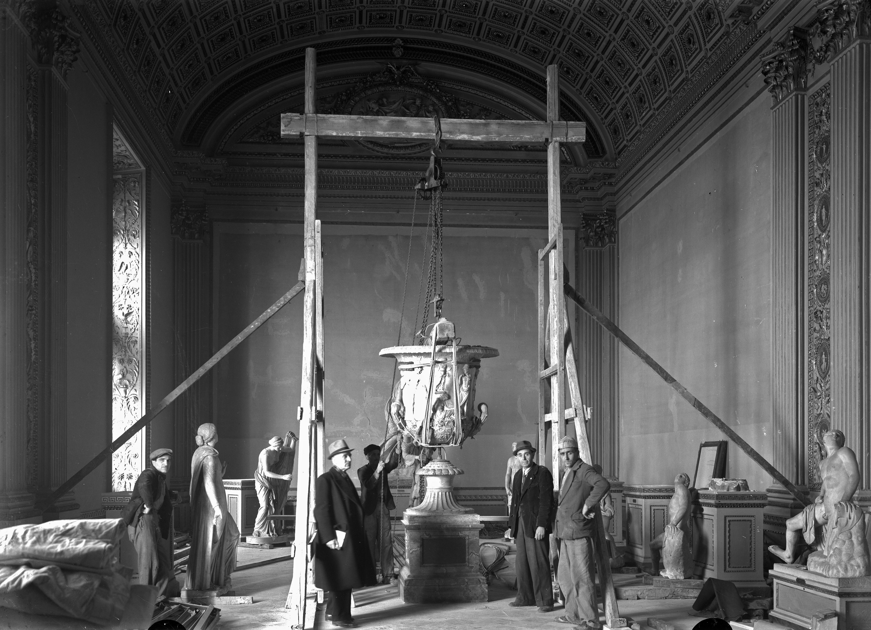 Uffizi. Lavori di rimozione per la difesa antiaerea. Sala della Niobe, novembre 1942 - Danni di guerra