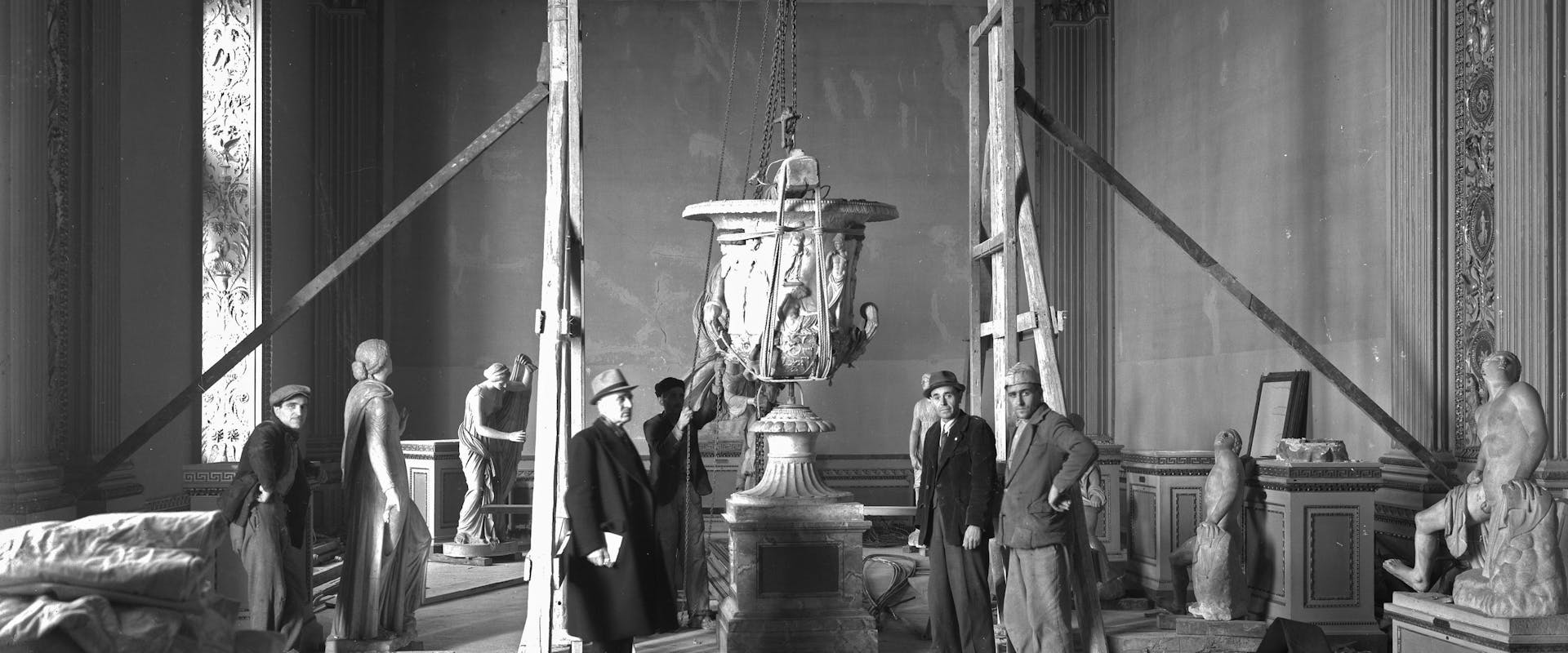Uffizi. Lavori di rimozione per la difesa antiaerea. Sala della Niobe, novembre 1942 Uffizi. Lavori di rimozione per la difesa antiaerea. Sala della Niobe, novembre 1942 - Danni di guerra
