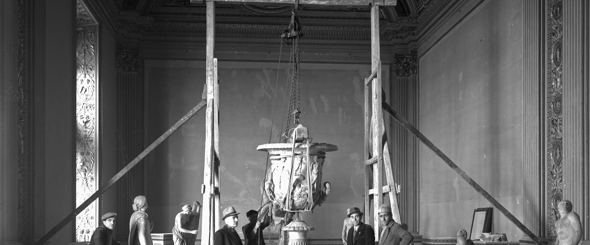 Uffizi. Lavori di rimozione per la difesa antiaerea. Sala della Niobe, novembre 1942 Uffizi. Lavori di rimozione per la difesa antiaerea. Sala della Niobe, novembre 1942 - Danni di guerra