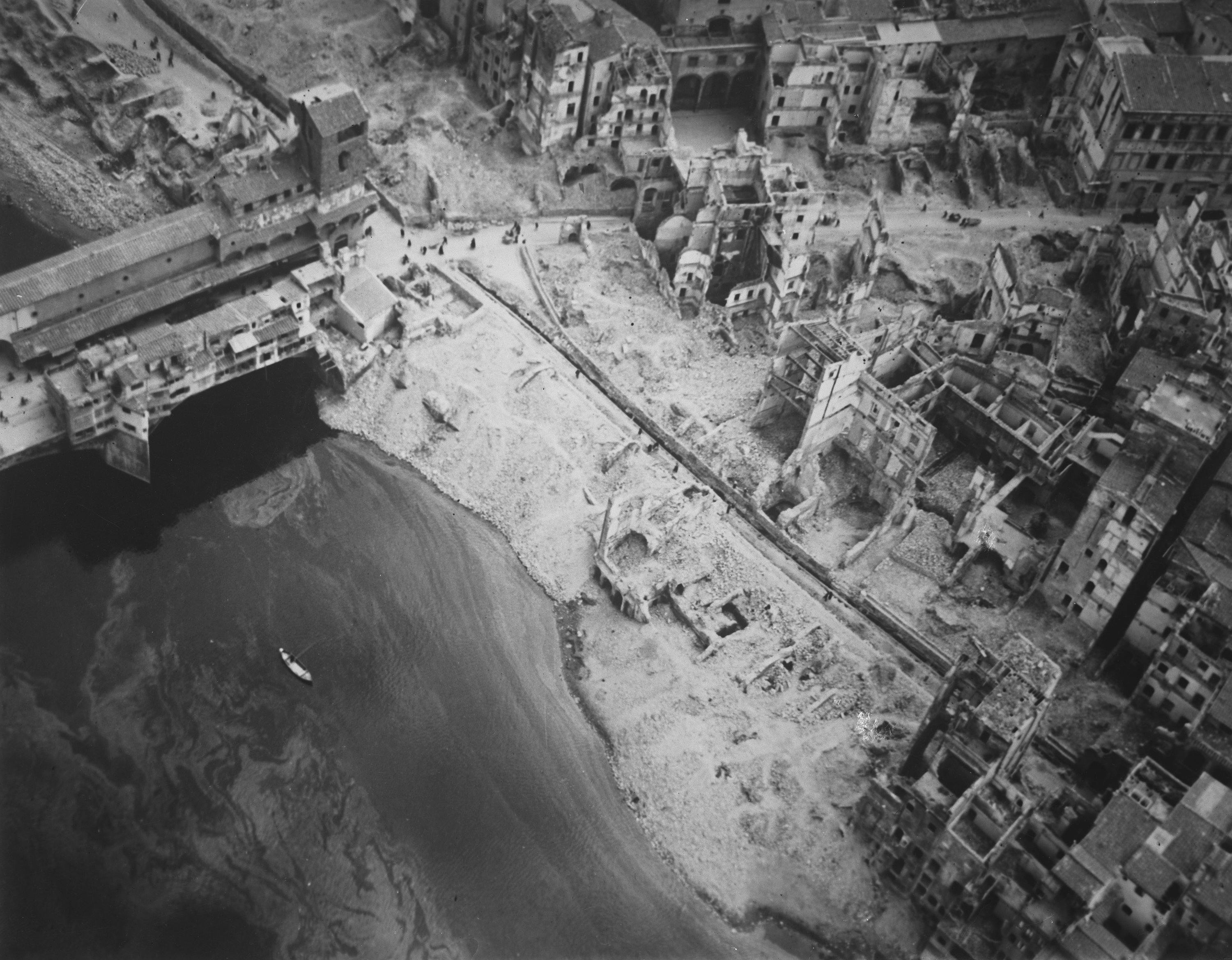 Borgo S. Jacopo e via Guicciardini a Firenze, dopo i bombardamenti del 1944. Foto Squadra Aerea Alleata