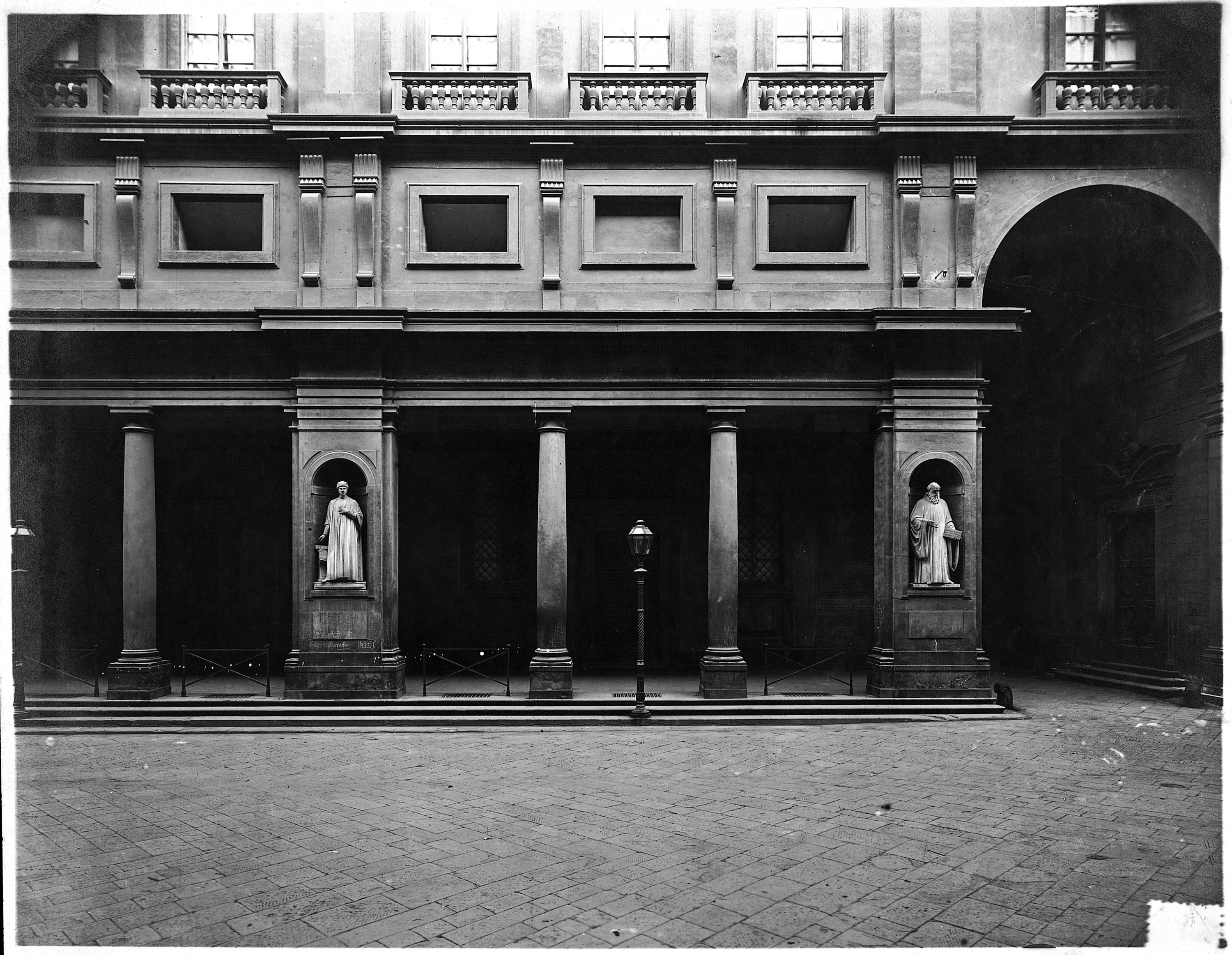 Particolare del loggiato della Galleria degli Uffizi 1917c.