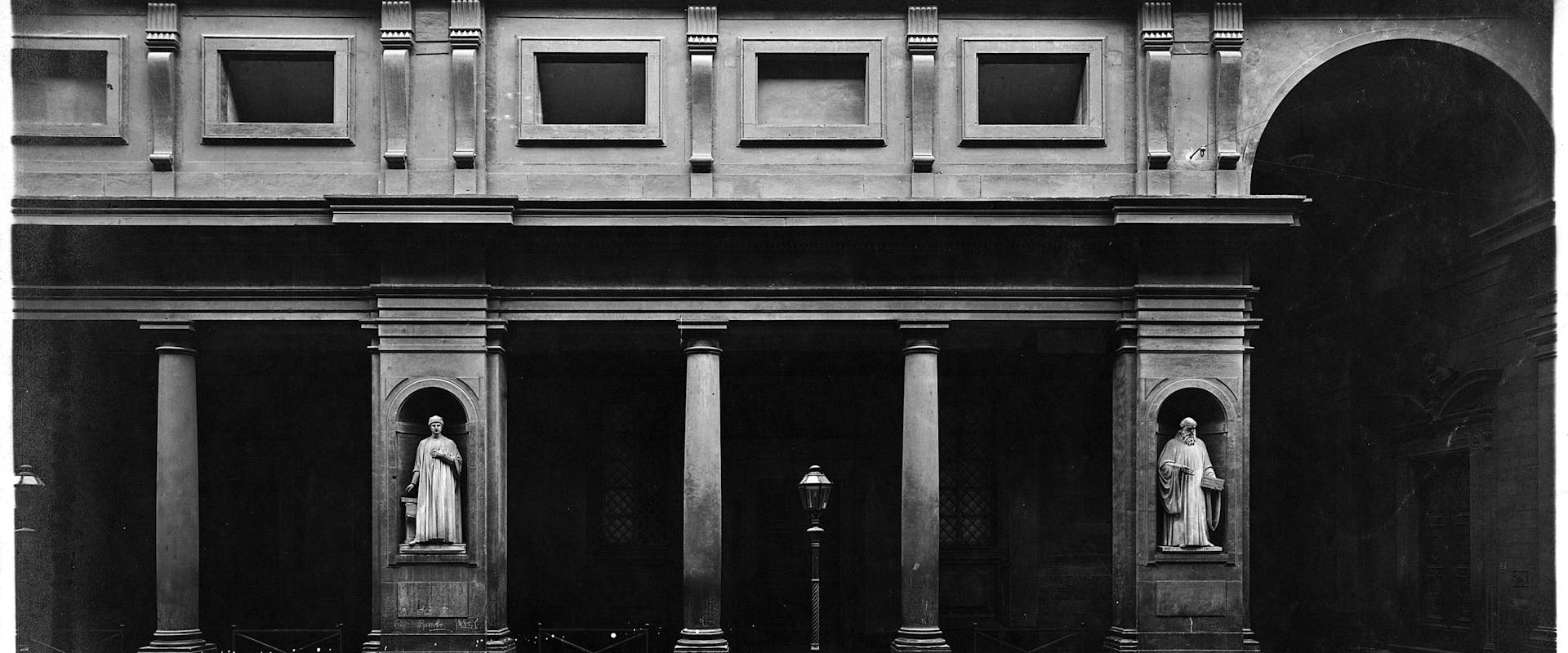 Particolare del loggiato della Galleria degli Uffizi 1917c. Particolare del loggiato della Galleria degli Uffizi 1917c.