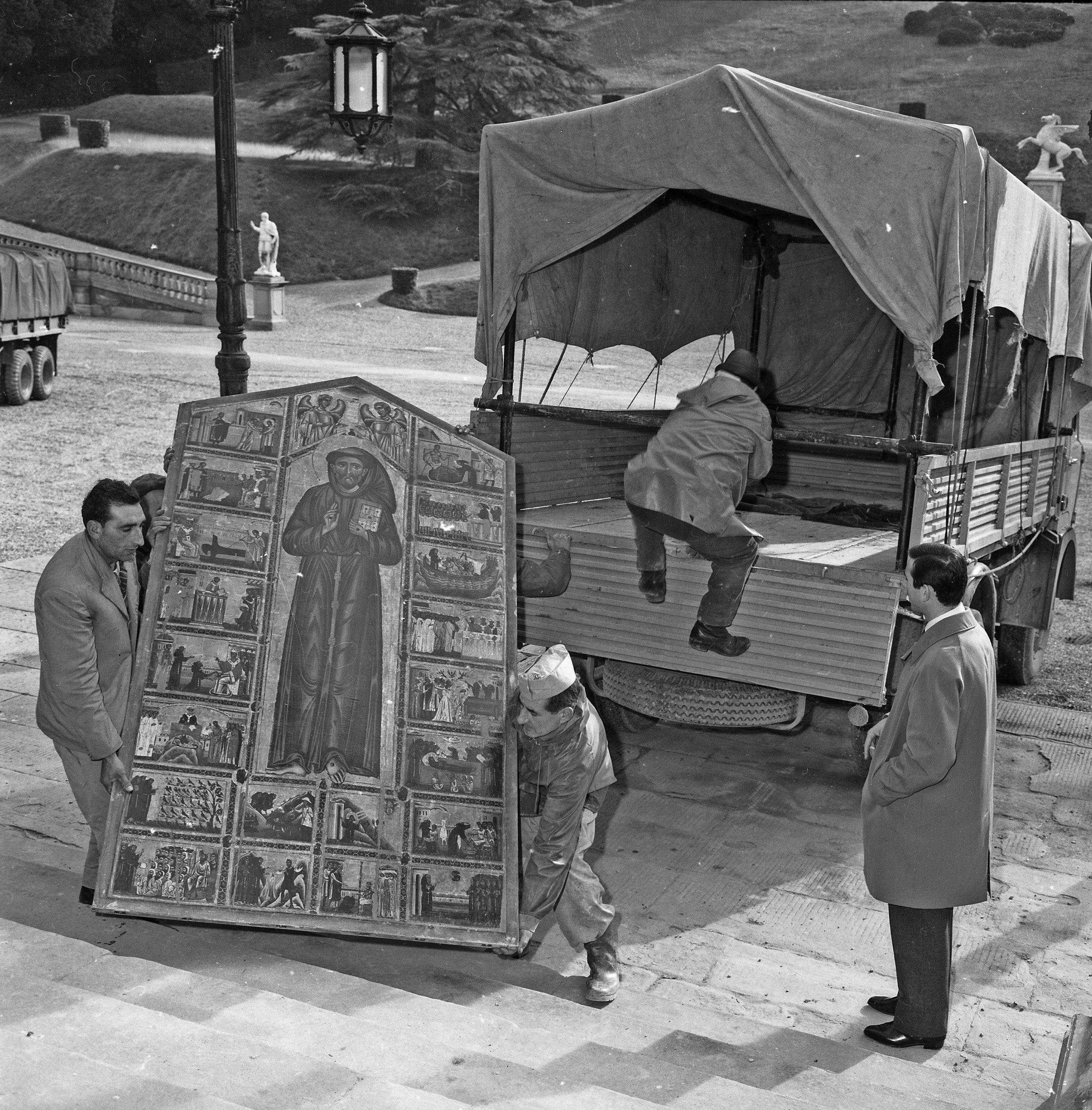 Il dipinto su tavola di Coppo di Marcovaldo, San Francesco e 20 storie della sua vita, è trasferito ai depositi della Limonaia di Palazzo Pitti- Documentazione danni alluvione
