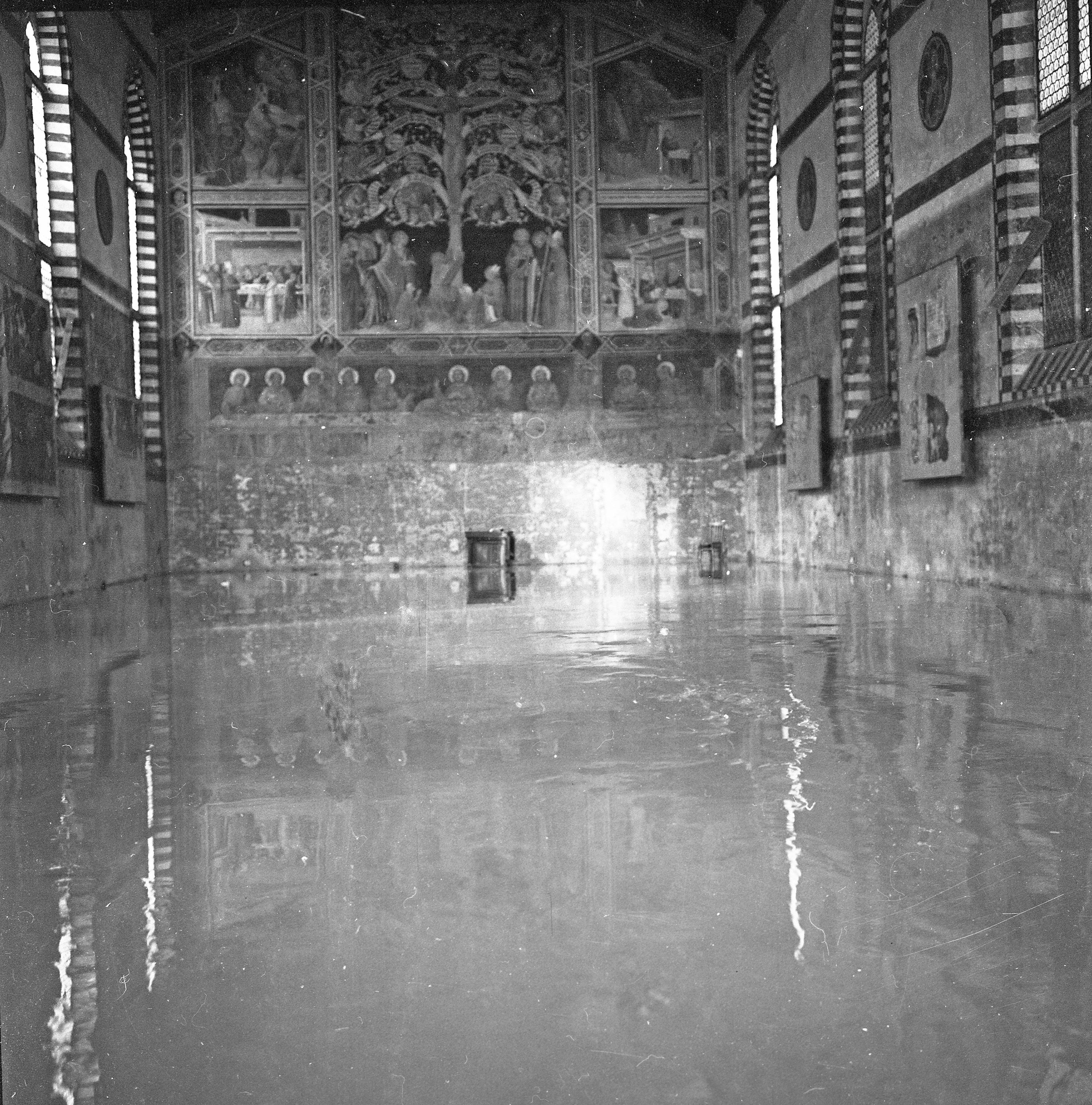La sala principale (refettorio o cenacolo) del Museo dell'Opera di Santa Croce allagata- Documentazione danni alluvione