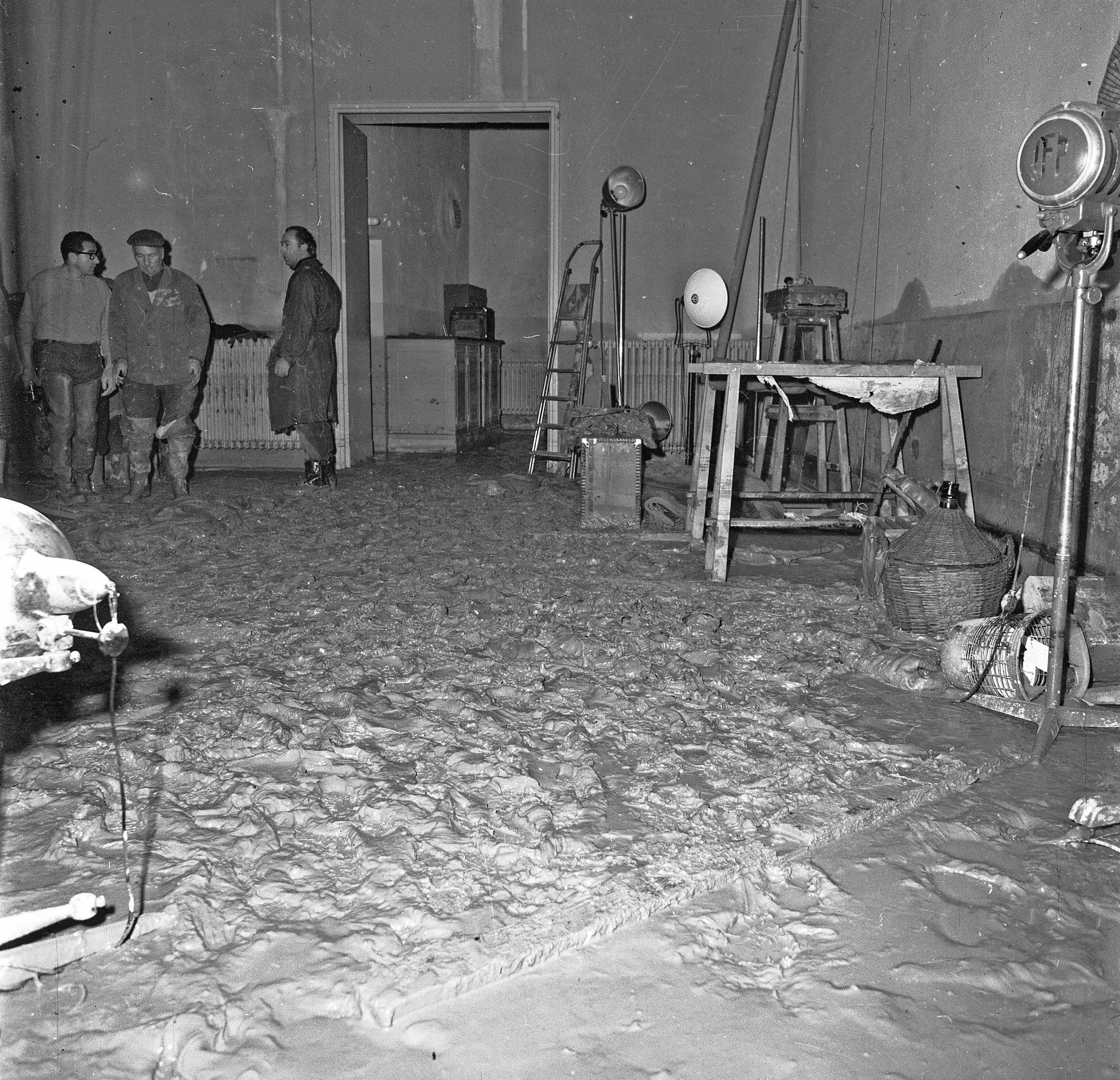 La Sala di posa del Gabinetto Fotografico degli Uffizi con restauratori e volontari. Tra loro Gaetano Lovullo - Documentazione danni alluvione