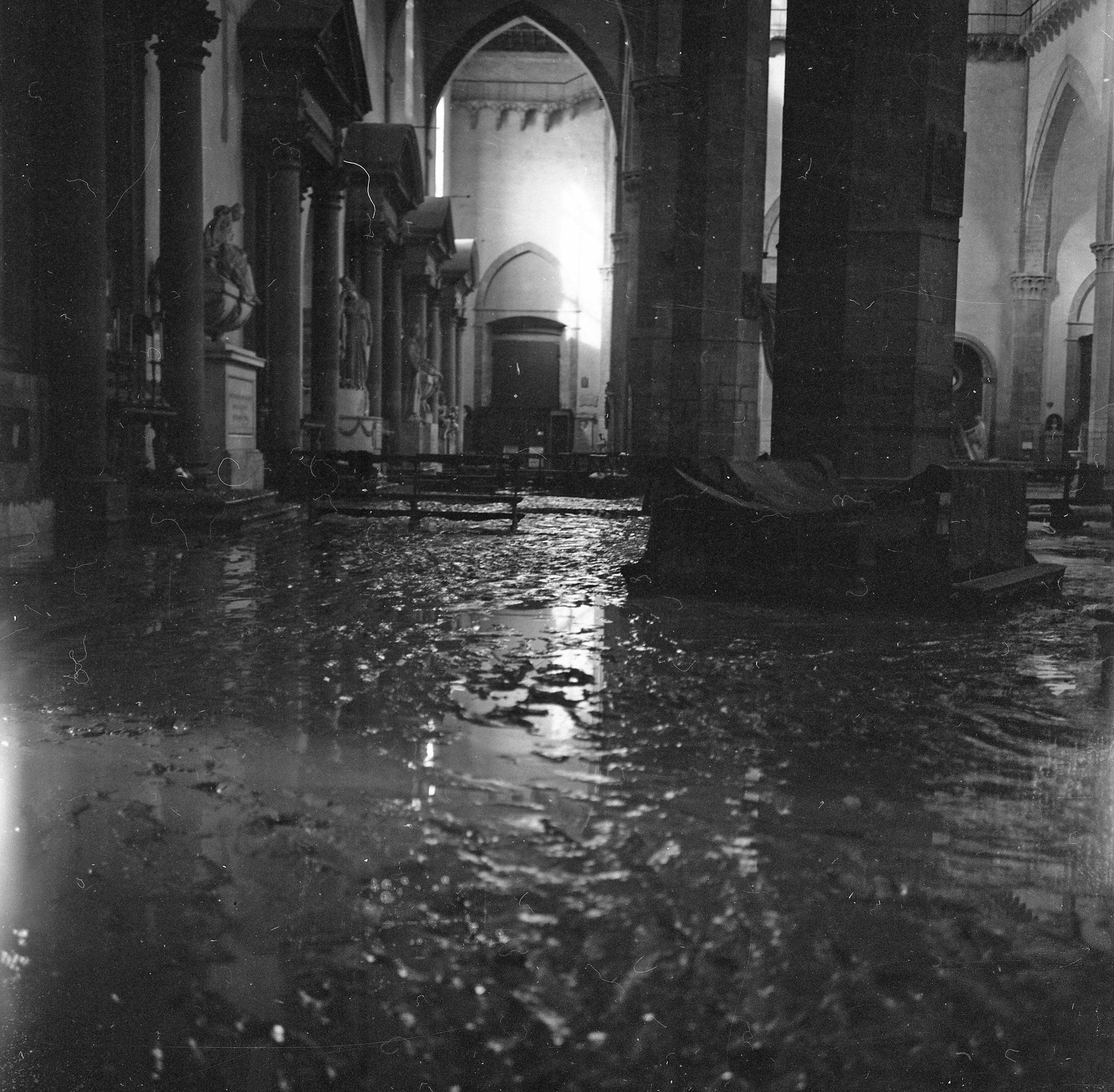 La navata destra della Basilica di Santa Croce con fango e detriti - Documentazione danni alluvione