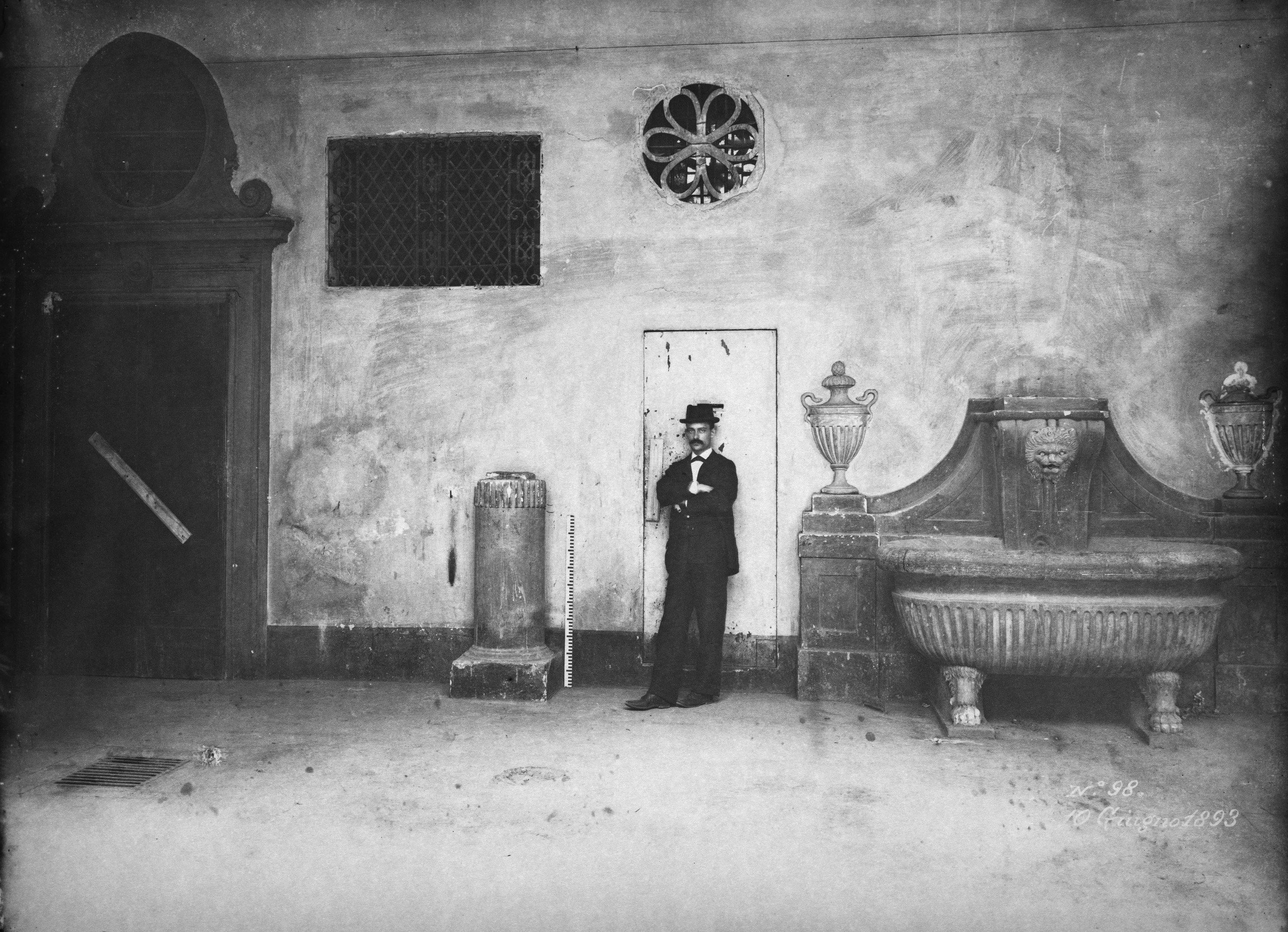 Firenze, parete di fondo del cortile del palazzo dello Strozzino - Risanamento