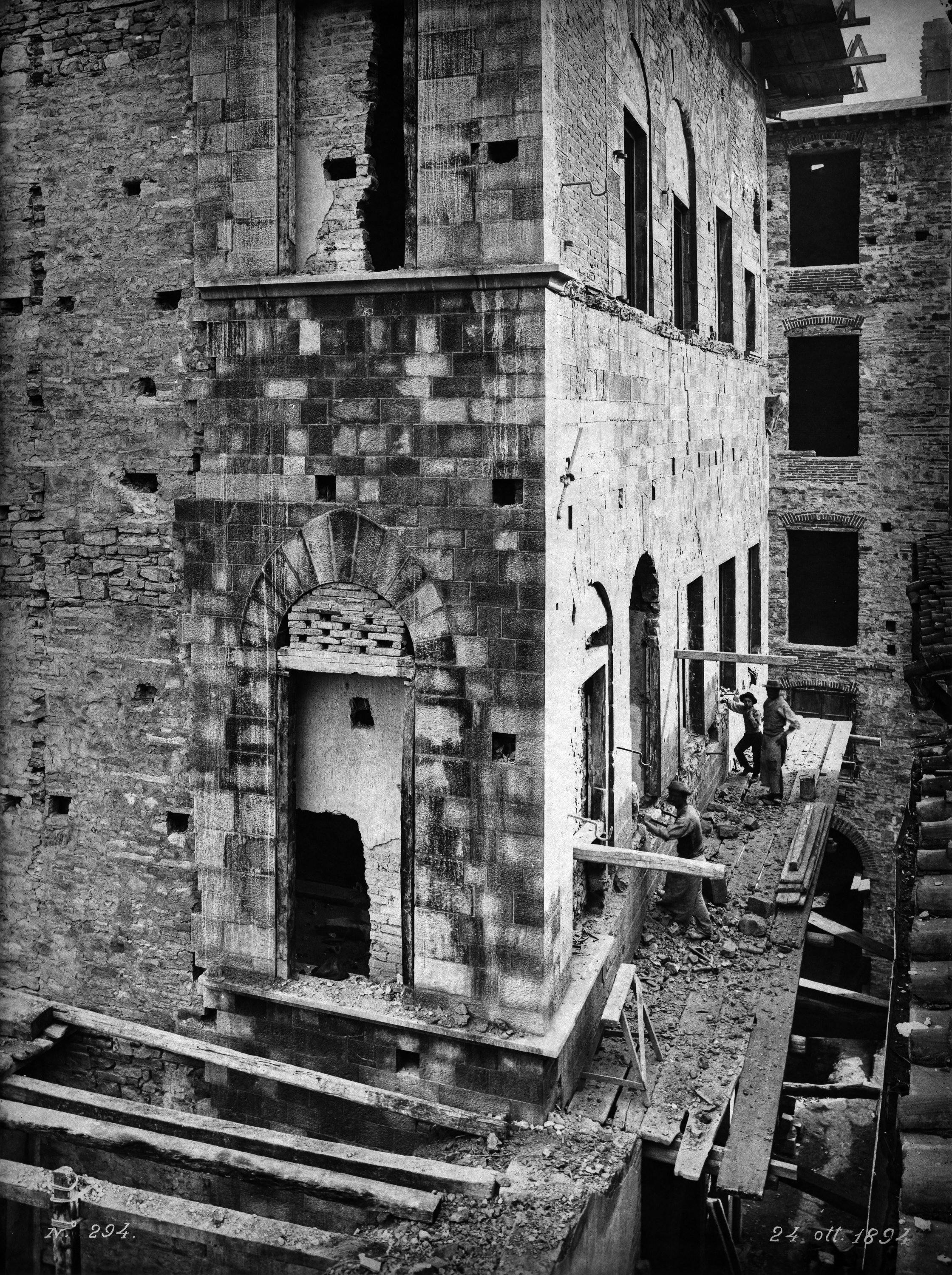 Firenze, lavori alla facciata del palazzo Catellini da Castiglione in via di San Miniato fra le Torri - Risanamento