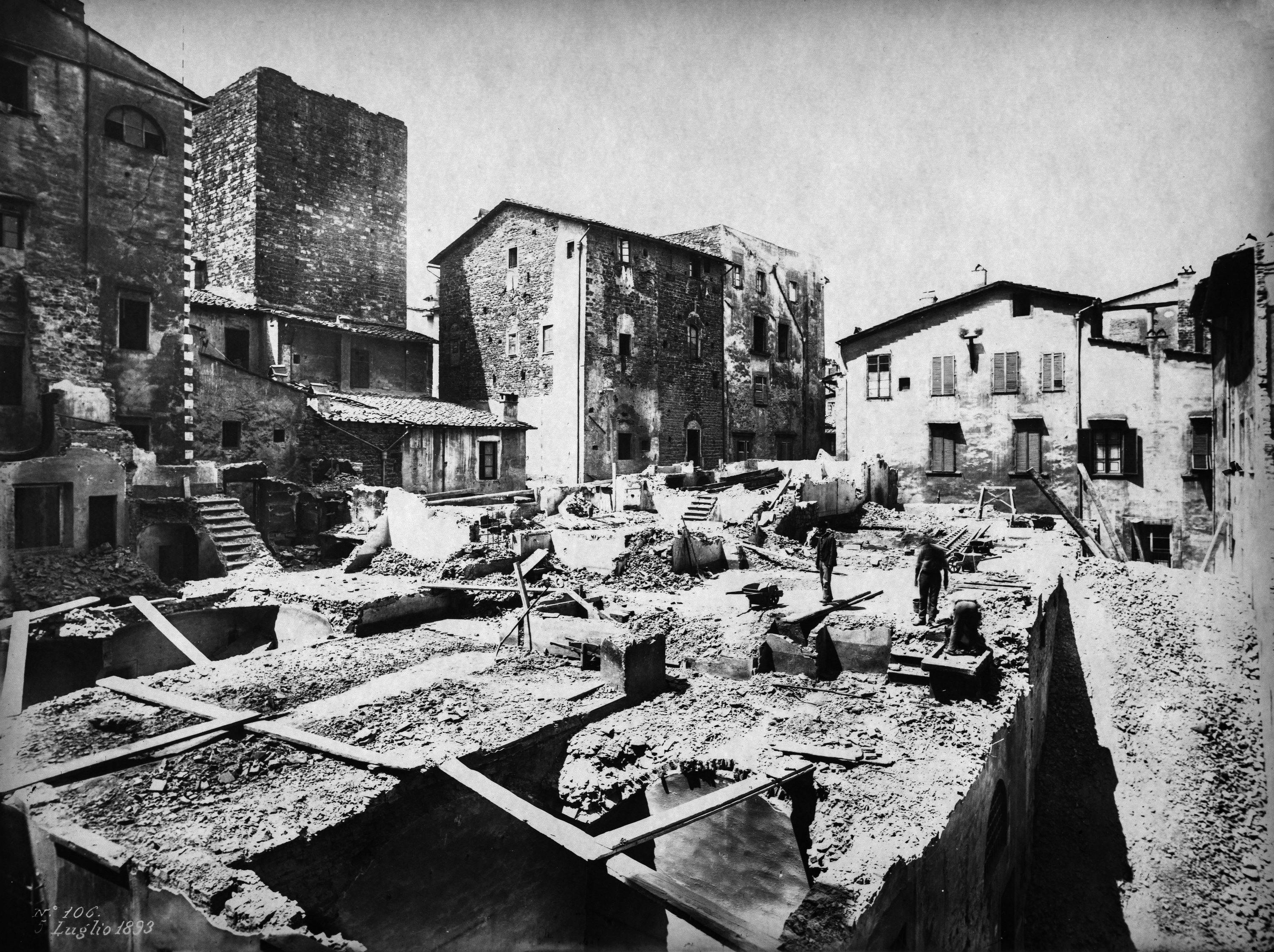 Firenze, demolizione delle case dell'isolato compreso fra via Calimala, via del Fuoco, via dei Cavalieri e via Lontanmorti - Risanamento