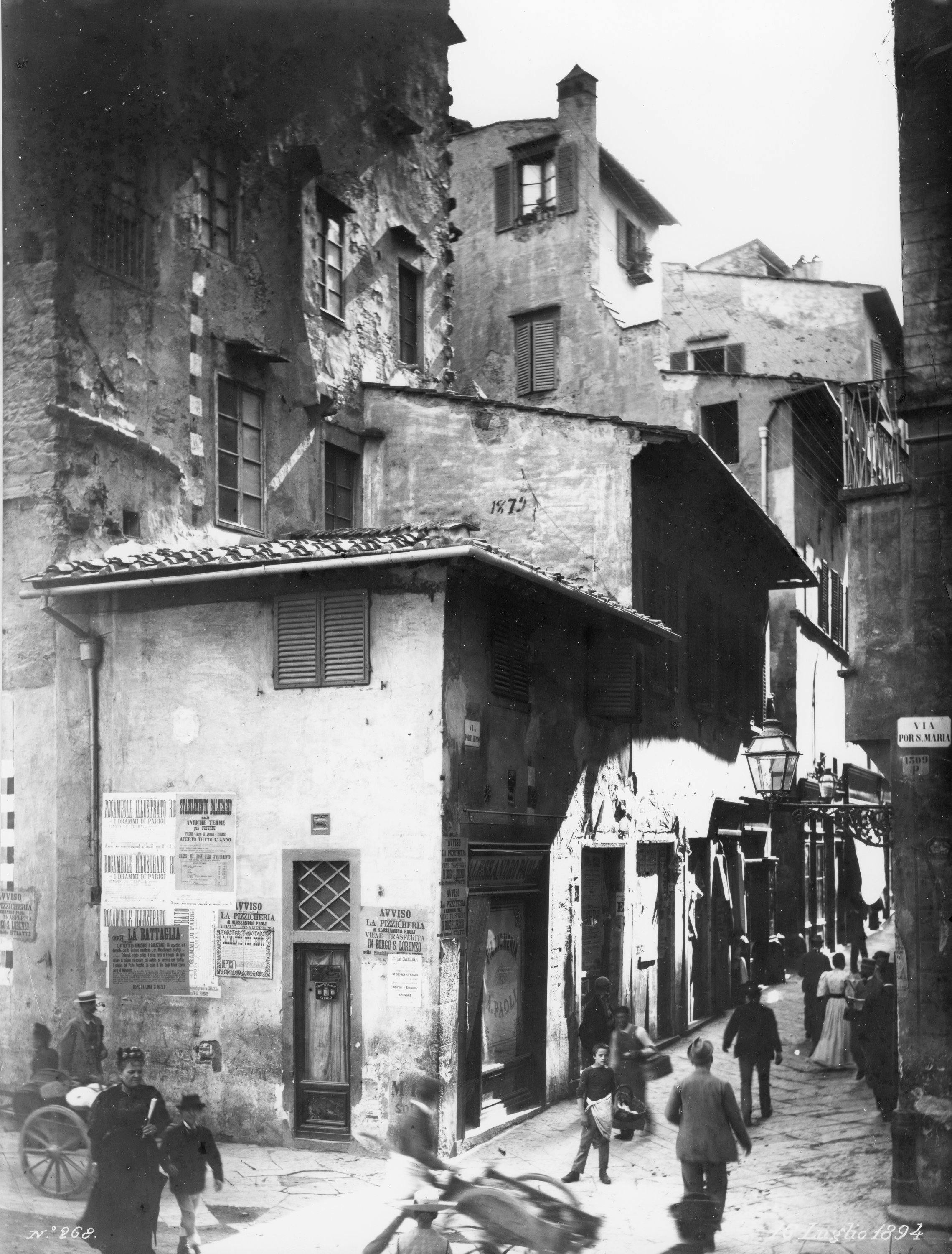 Firenze, angolo fra via Porta Rossa e via Calimala con gli avvisi di trasferimento delle attività commerciali - Risanamento