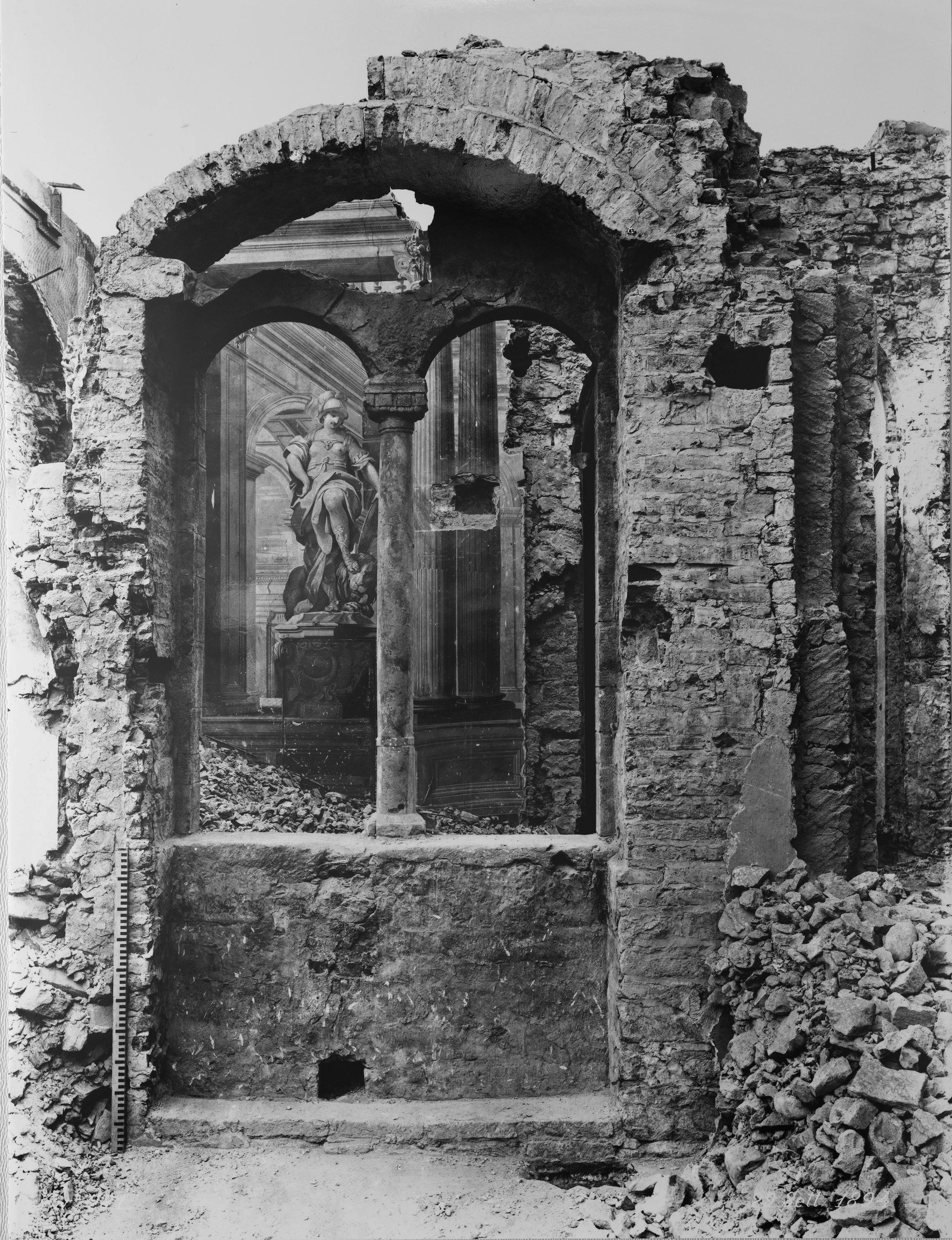 Firenze, bifora della sala maggiore del palazzo arcivescovile con affresco sullo sfondo - Risanamento