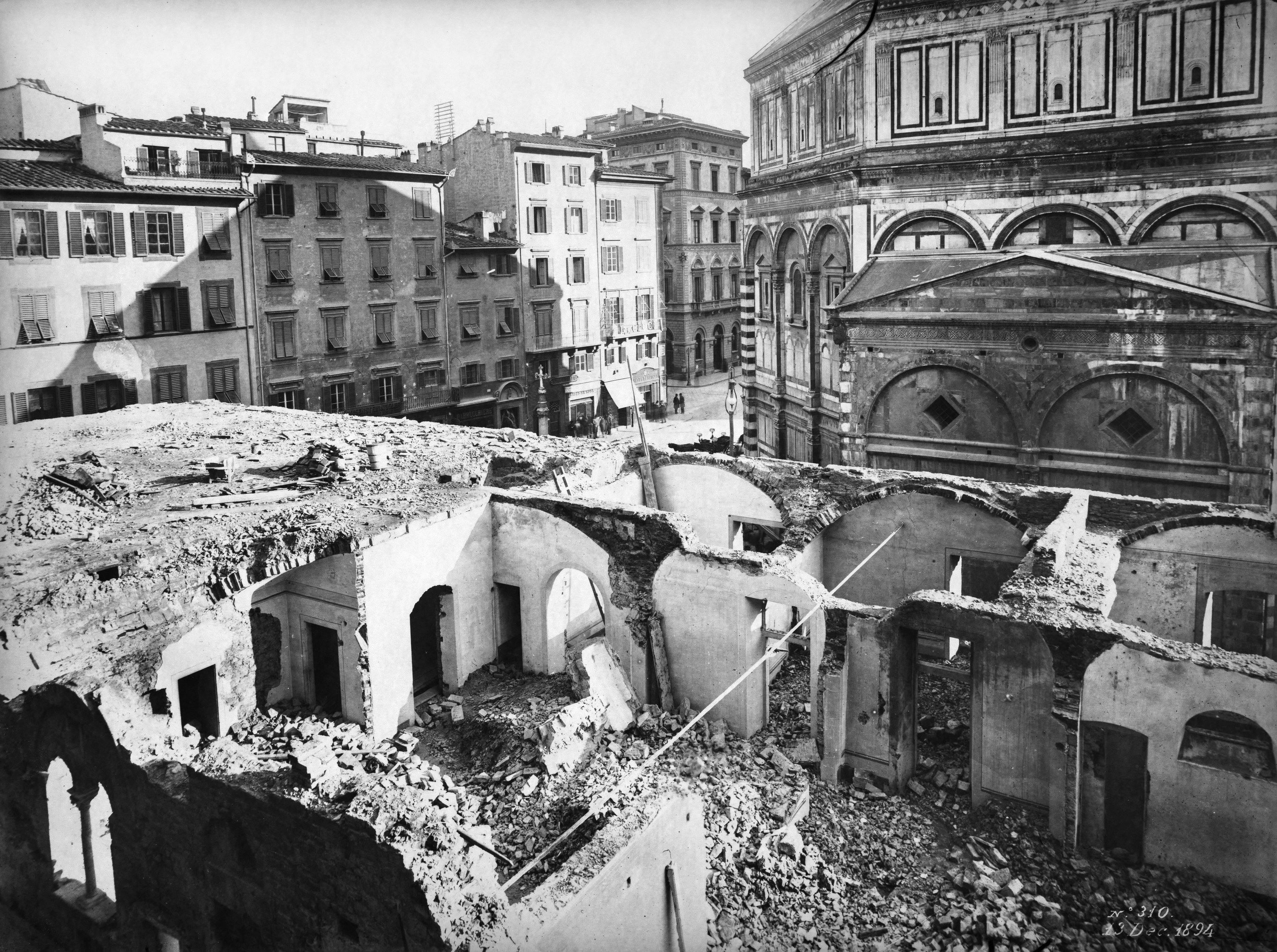 Piazza San Giovanni col palazzo arcivescovile in demolizione