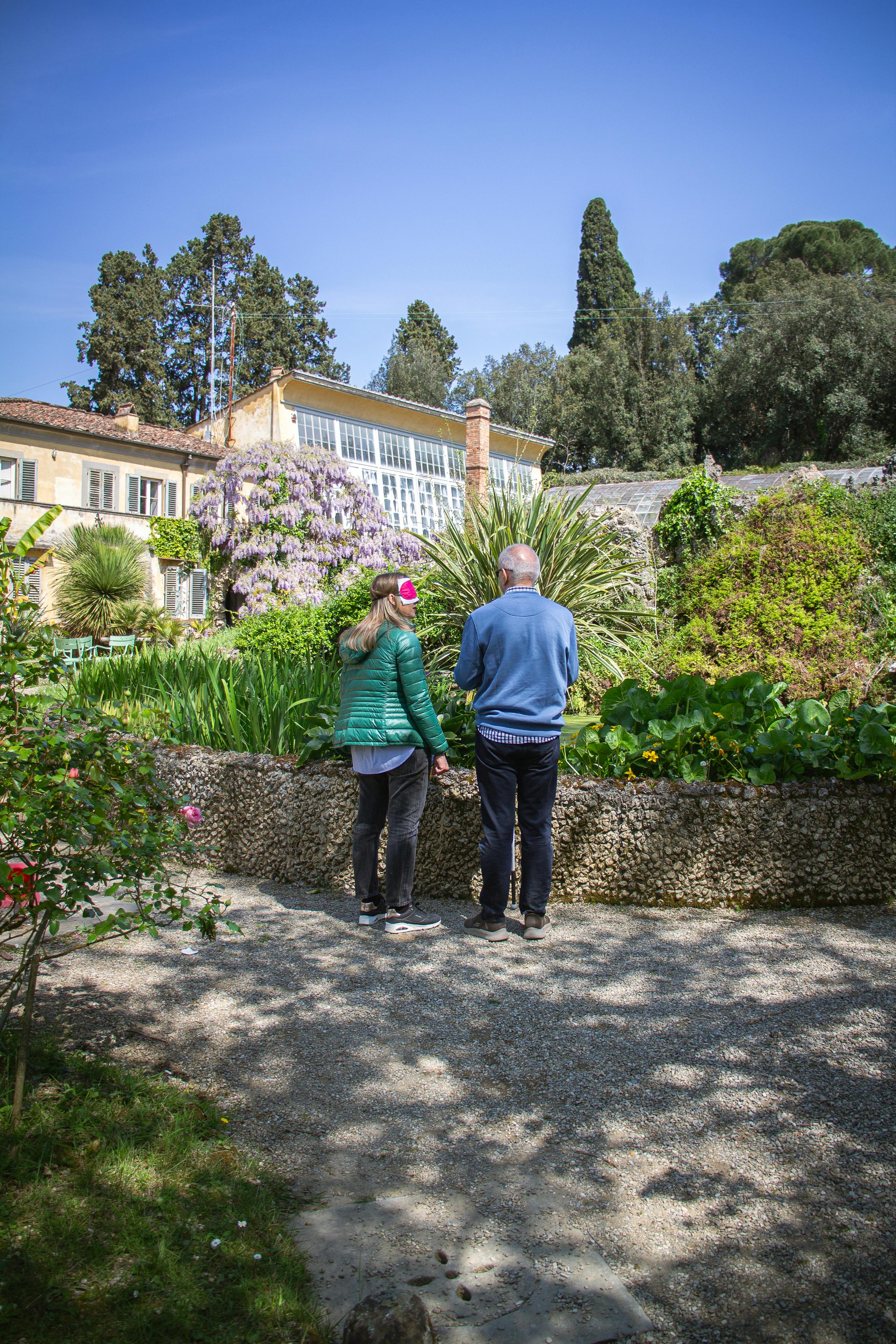 Due persone davanti a una vasca della Botanica superiore di Boboli, durante l'esperienza del Giardino dei sensi.