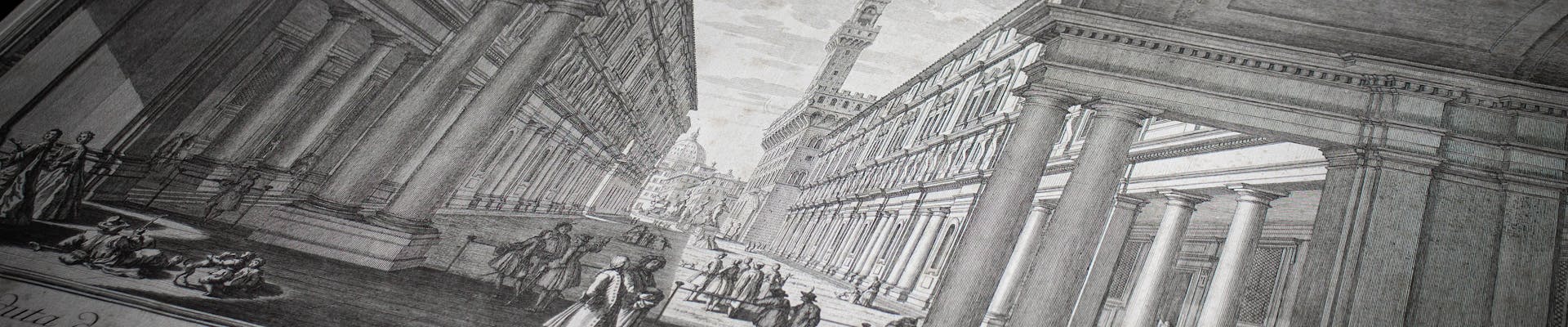 L'incisione d'epoca raffigura un imponente colonnato con archi, con una torre distante che si staglia sullo sfondo di un cielo nuvoloso, mentre figure in abiti storici animano la scena, evocando un'atmosfera rinascimentale.