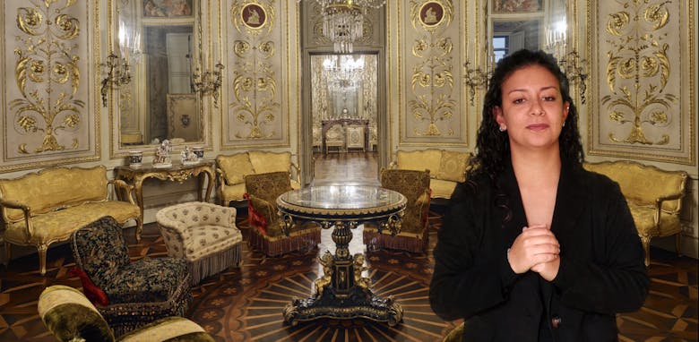 Image with a sign language interpreter and a room in Palazzo Pitti in the background