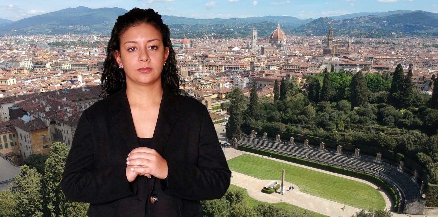 Immagine con un'interprete LIS e sullo sfondo il Giardino di Boboli