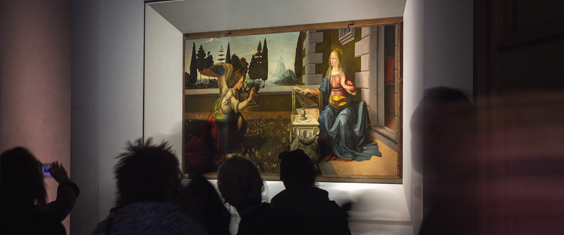 Immagine della sala di Leonardo da Vinci agli Uffizi con visitatori Immagine della sala di Leonardo da Vinci agli Uffizi con visitatori