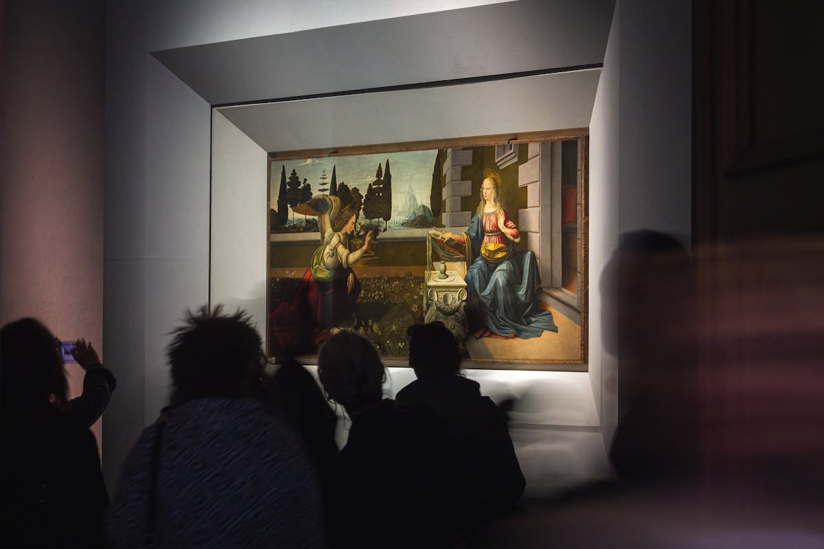 Immagine della sala di Leonardo da Vinci agli Uffizi con visitatori
