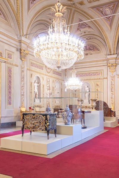 La Sala delle Nicchie di Palazzo Pitti con esposizione di mobili