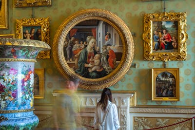 Sala di Prometeo della Galleria Palatina con il Tondo Bartolini di Filippo Lippi