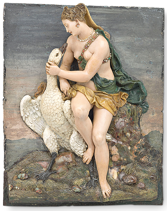Una personificazione scultorea rappresenta una scena mitologica in cui una figura femminile interagisce con un cigno su uno sfondo naturale dettagliato.