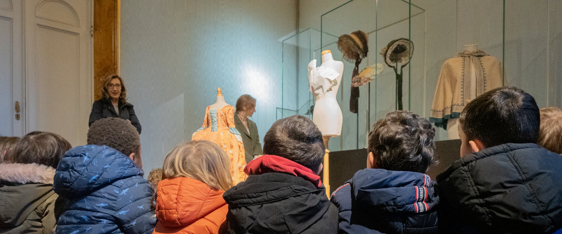 Bambini in visita alla Galleria del Costume Bambini in visita alla Galleria del Costume