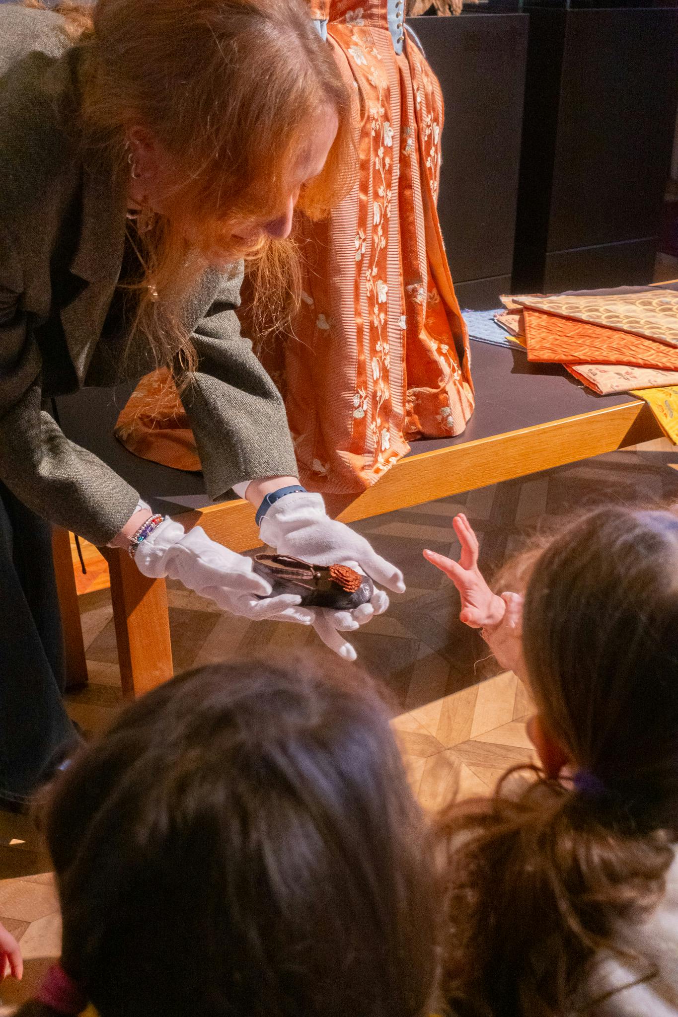 Bambini in visita alla Galleria del Costume Bambini in visita alla Galleria del Costume