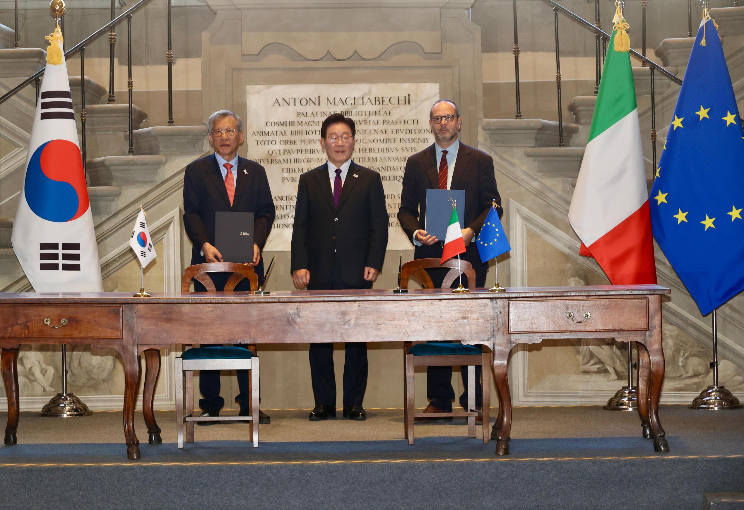il direttore del Museo Nazionale della Repubblica di Corea You Hong June, il Presidente della Repubblica di Corea Lee Jae Myung, il Direttore delle Gallerie degli Uffizi Simone Verde