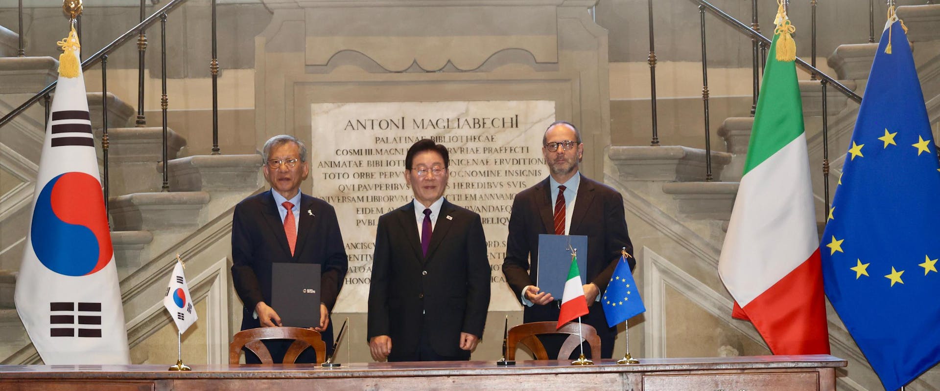 il direttore del Museo Nazionale della Repubblica di Corea You Hong June, il Presidente della Repubblica di Corea Lee Jae Myung, il Direttore delle Gallerie degli Uffizi Simone Verde il direttore del Museo Nazionale della Repubblica di Corea You Hong June, il Presidente della Repubblica di Corea Lee Jae Myung, il Direttore delle Gallerie degli Uffizi Simone Verde