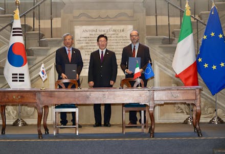 il direttore del Museo Nazionale della Repubblica di Corea You Hong June, il Presidente della Repubblica di Corea Lee Jae Myung, il Direttore delle Gallerie degli Uffizi Simone Verde