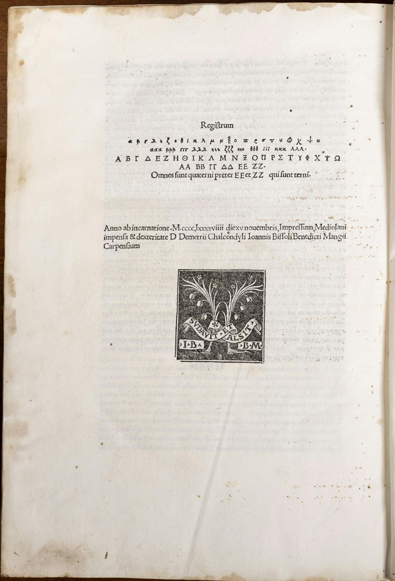 Pagina di un antico manoscritto con testo in caratteri antichi e una piccola illustrazione di un elaborato stemma floreale nella parte inferiore.