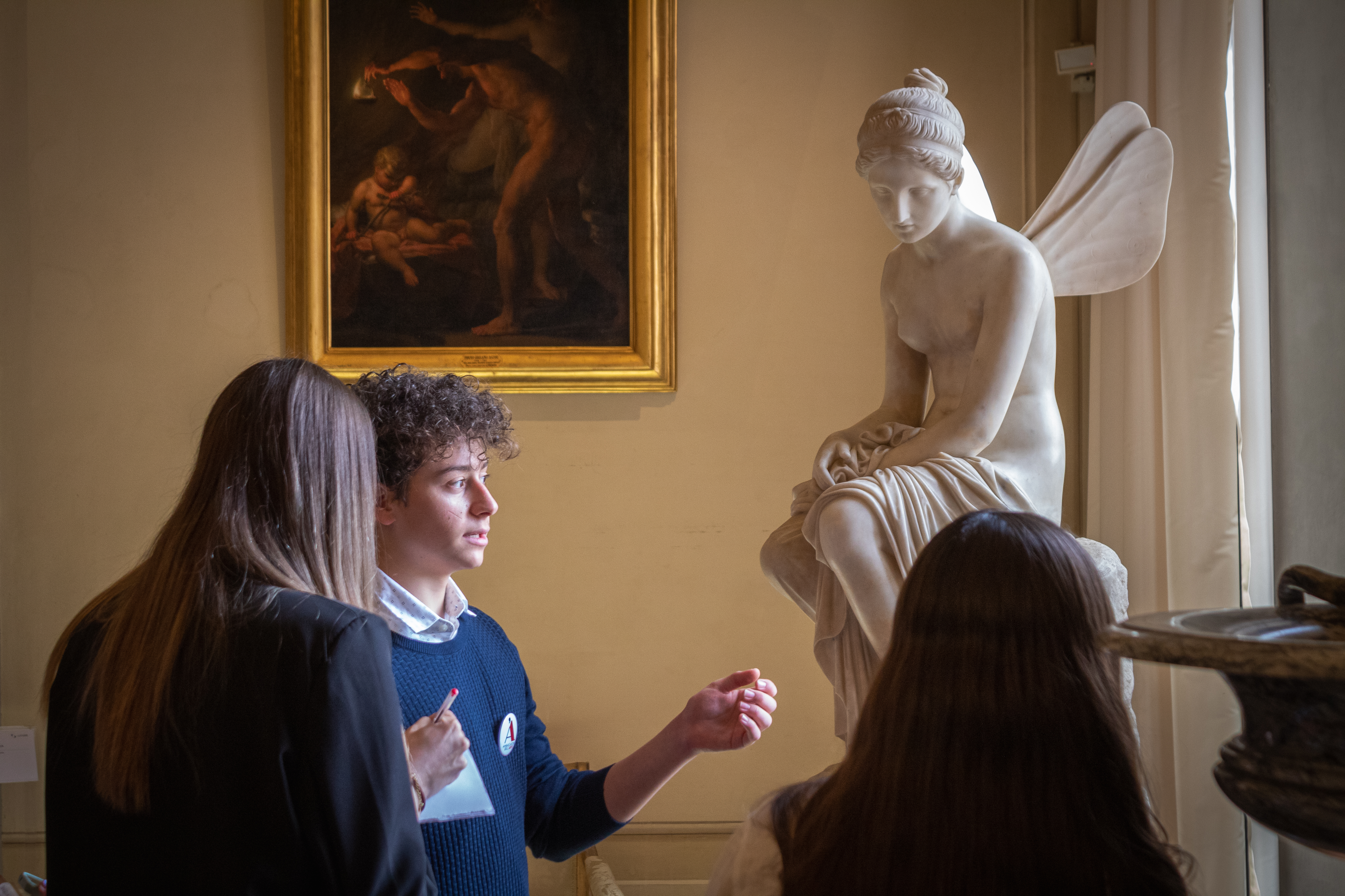 Gruppo di ragazzi partecipano all'attività di Ambascaitori dell'Arte a Palazzo Pitti