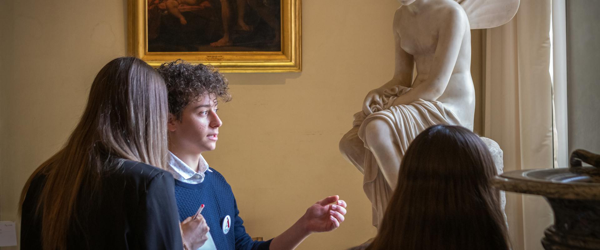 Gruppo di ragazzi partecipano all'attività di Ambascaitori dell'Arte a Palazzo Pitti