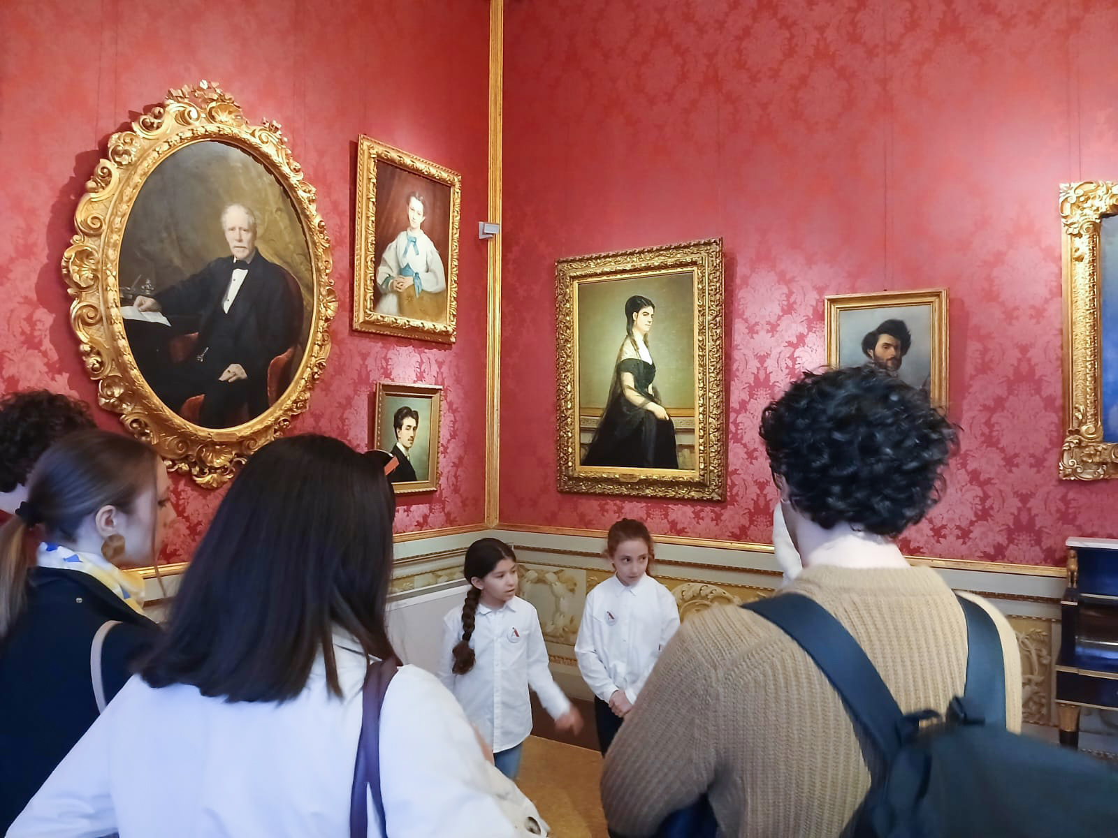 Gli Ambasciatori dell'Arte Juniores guidano alcuni visitatori alla scoperta di Palazzo Pitti nell'ambito delle attività educative organizzate nel museo.