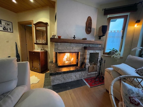 Kamin z kotnim steklom obdelan z kamenjem