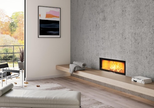 Kamin z ravnim steklom in počivalno klopjo