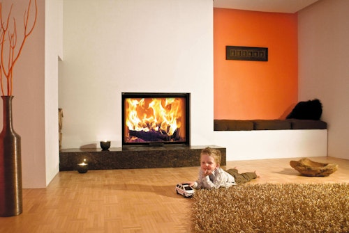 Kamin z ravnim steklom