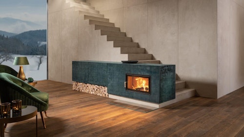 Kamin z ravnim steklom in režo za drva