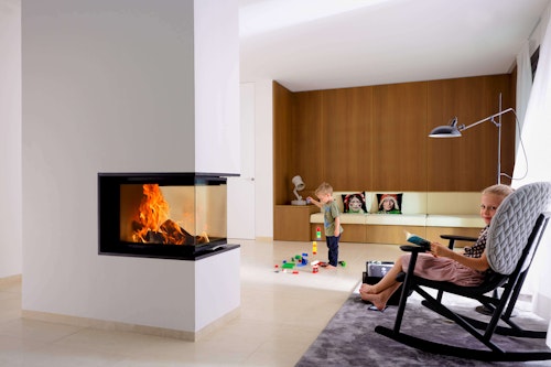 Kamin z tristranskim steklom - U kamin