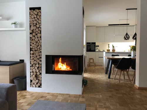 Kamin z ravnim steklom in režo za drva