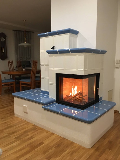 Kamin obdelan z lončnicami