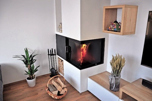 Kamin z kotnim steklom