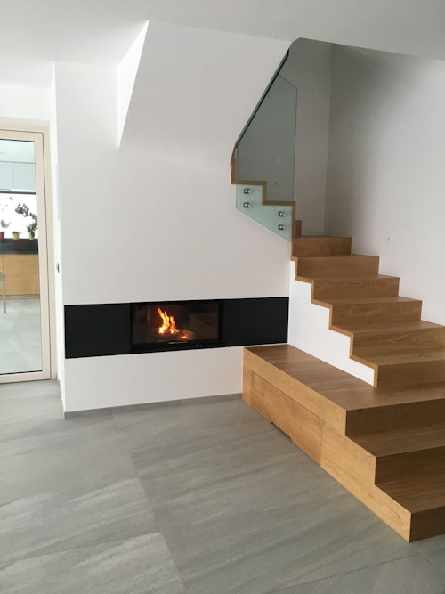 Kamin z ravnim steklom