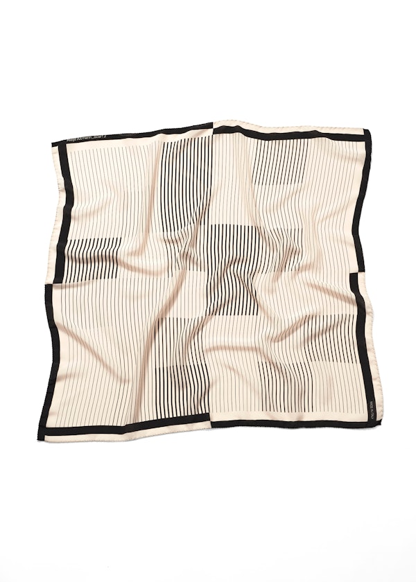https://www.datocms-assets.com/10318/1704371537-aa-website-scarfs-4.jpg